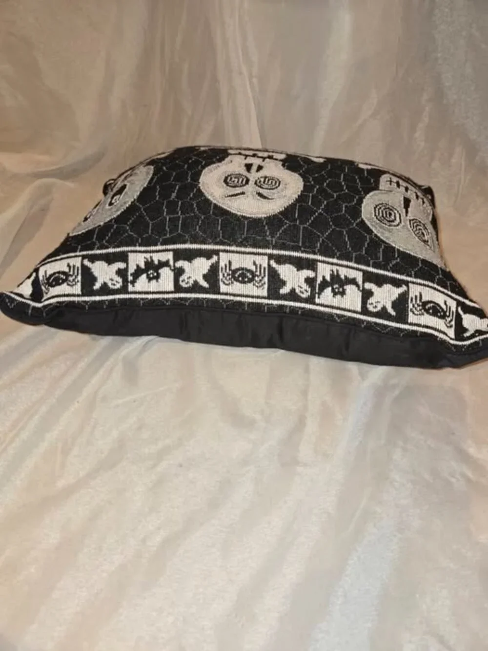 Halloween Skull & Cross Bones Rectangular Tapestry Thow Pillow